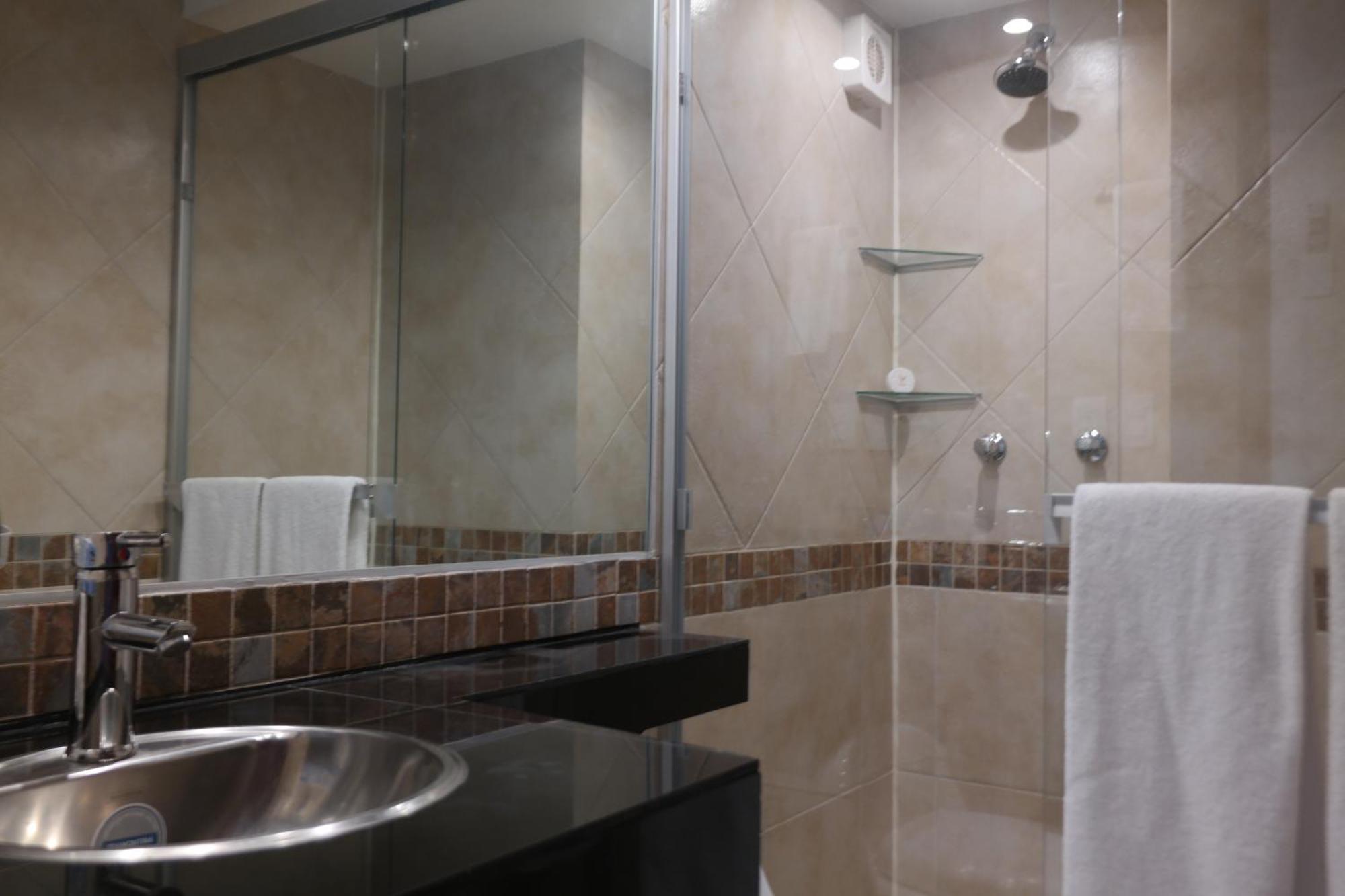 Suites Capri Reforma Angel 380 Мехіко Номер фото